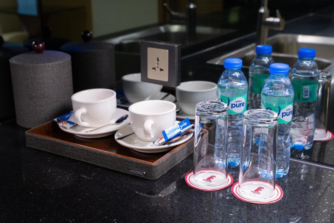 One Euphoria Luxe Hotel Angeles Ngoại thất bức ảnh